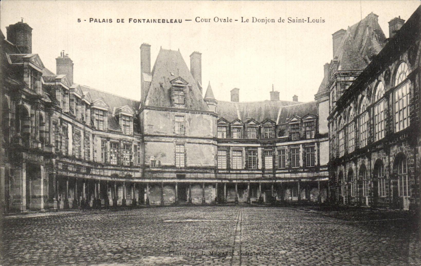 Palate of Fontainebleau CPA Court voale the keep of Saint Louis