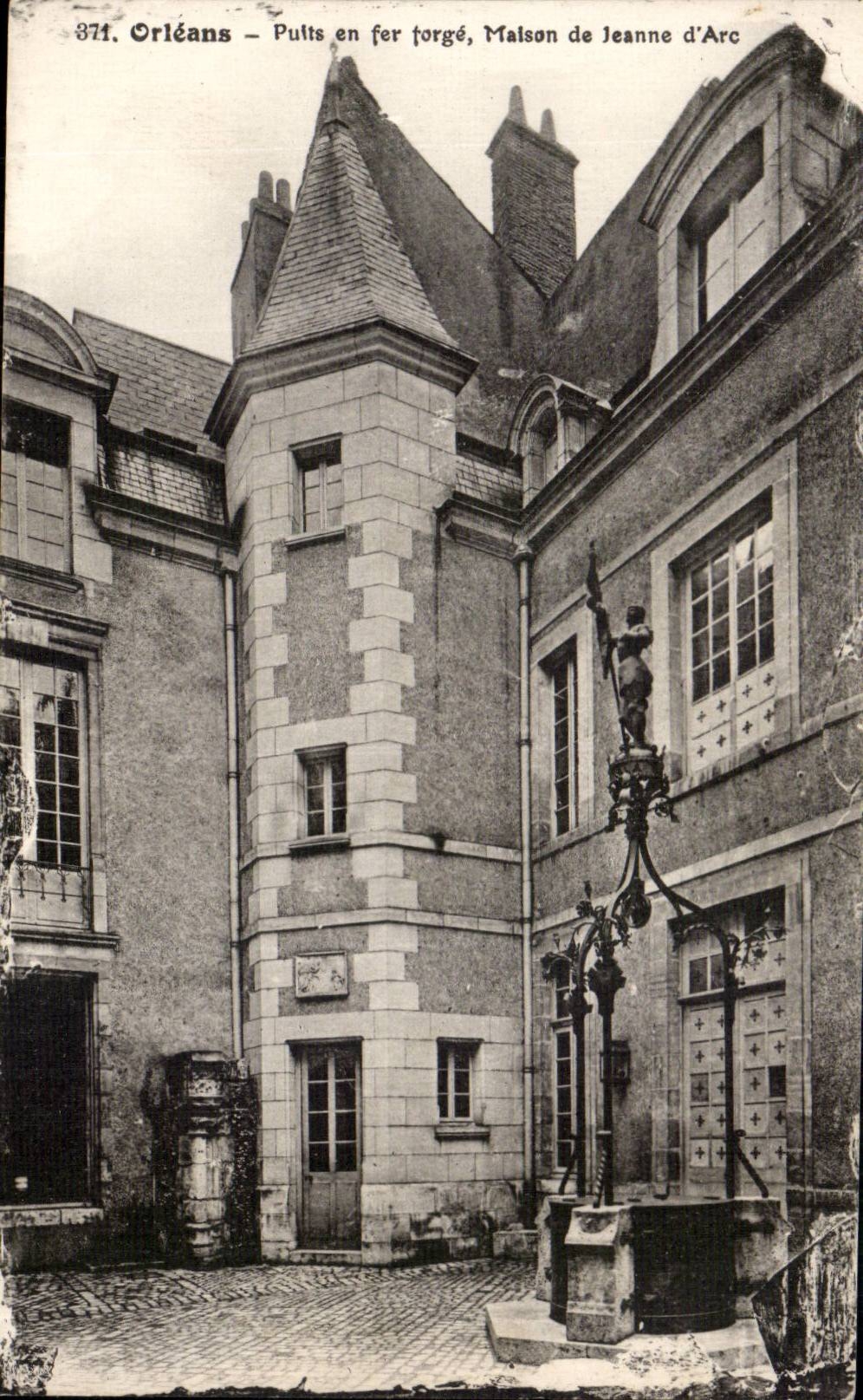 Orleans CPA Well out of wrought iron House of Jeanne of arc