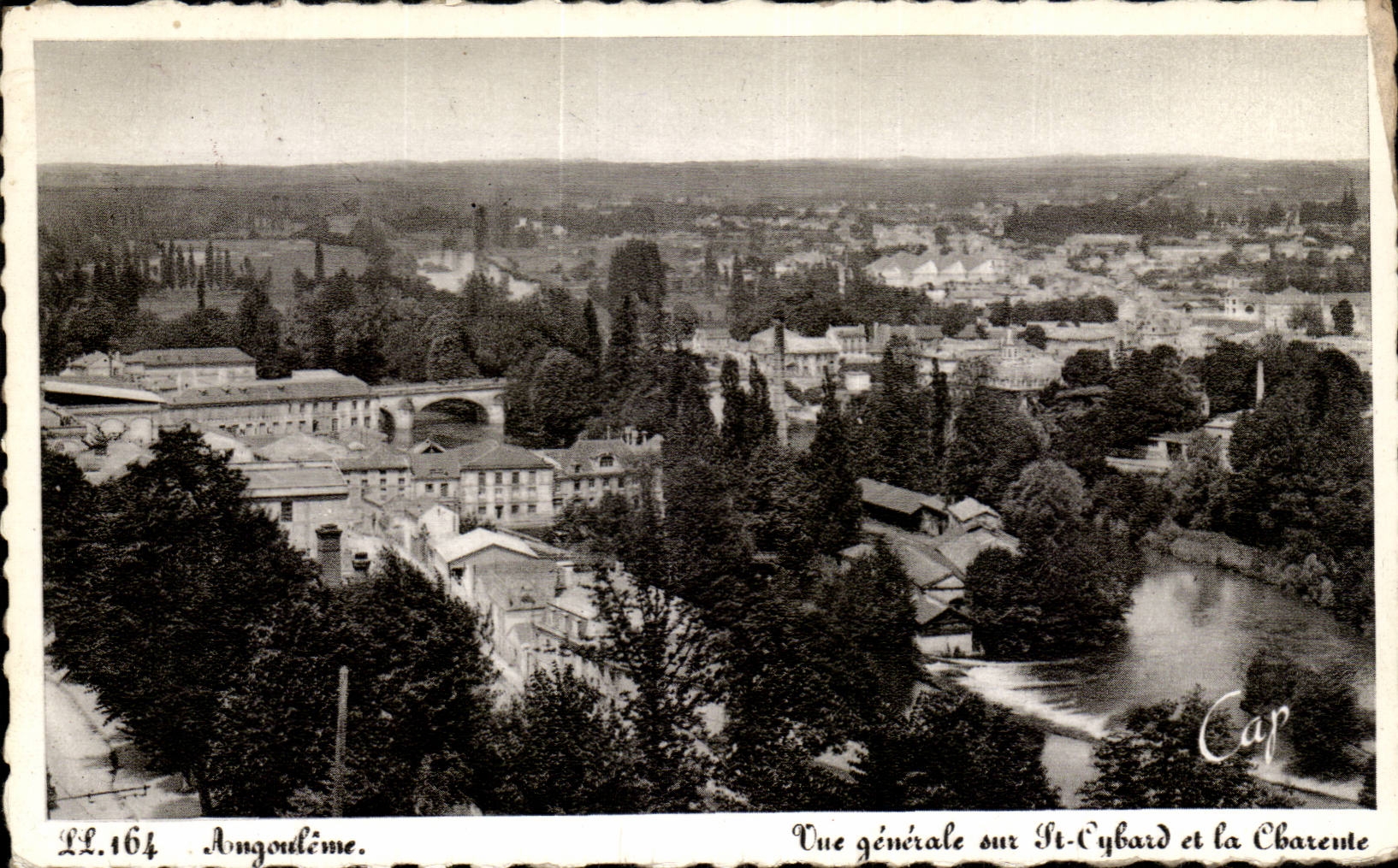 CPA Angouleme Vue generale sur St Cybard et la Charente
