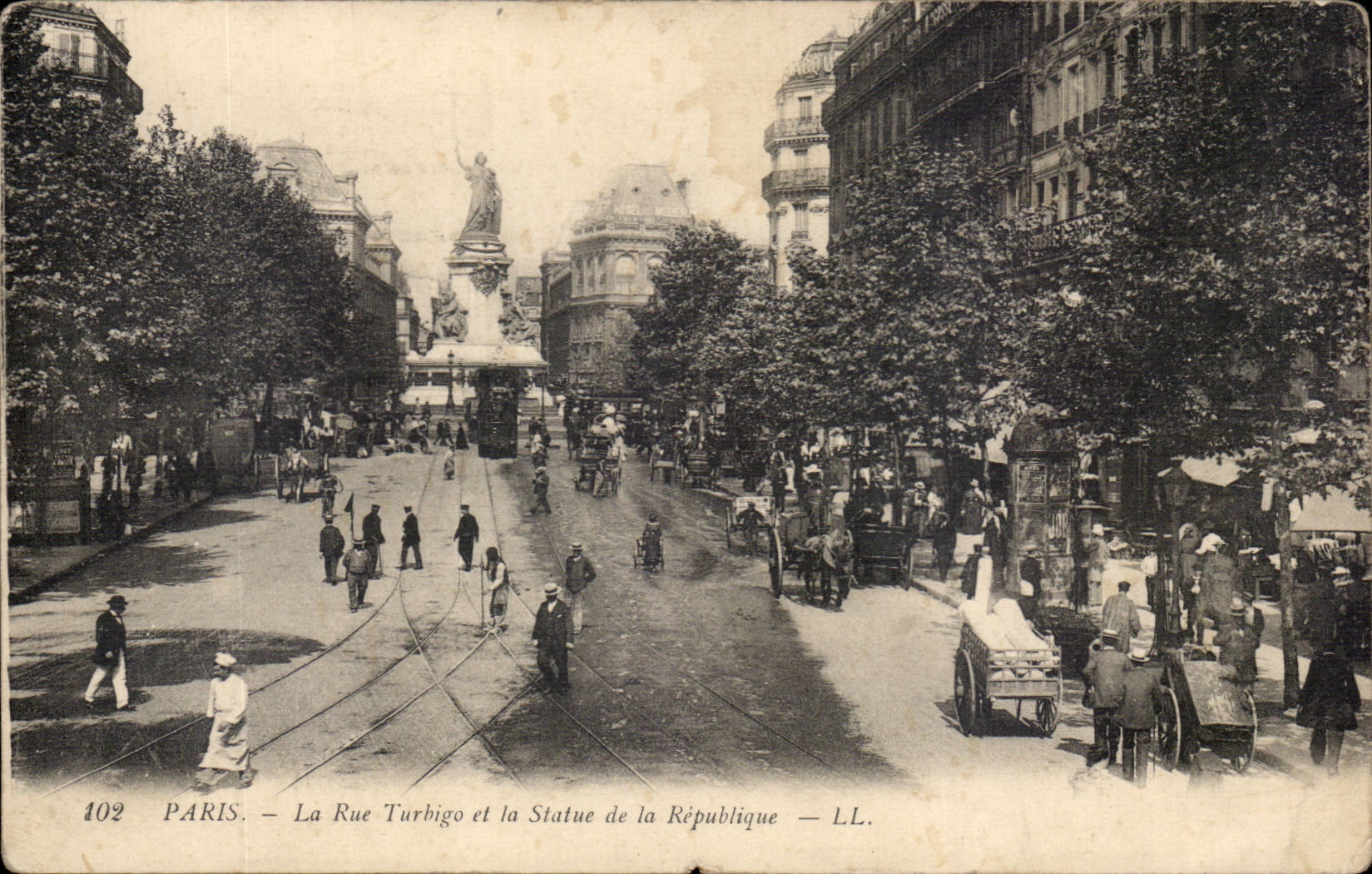 Paris CPA the street Turbigo and Statue of the Republic