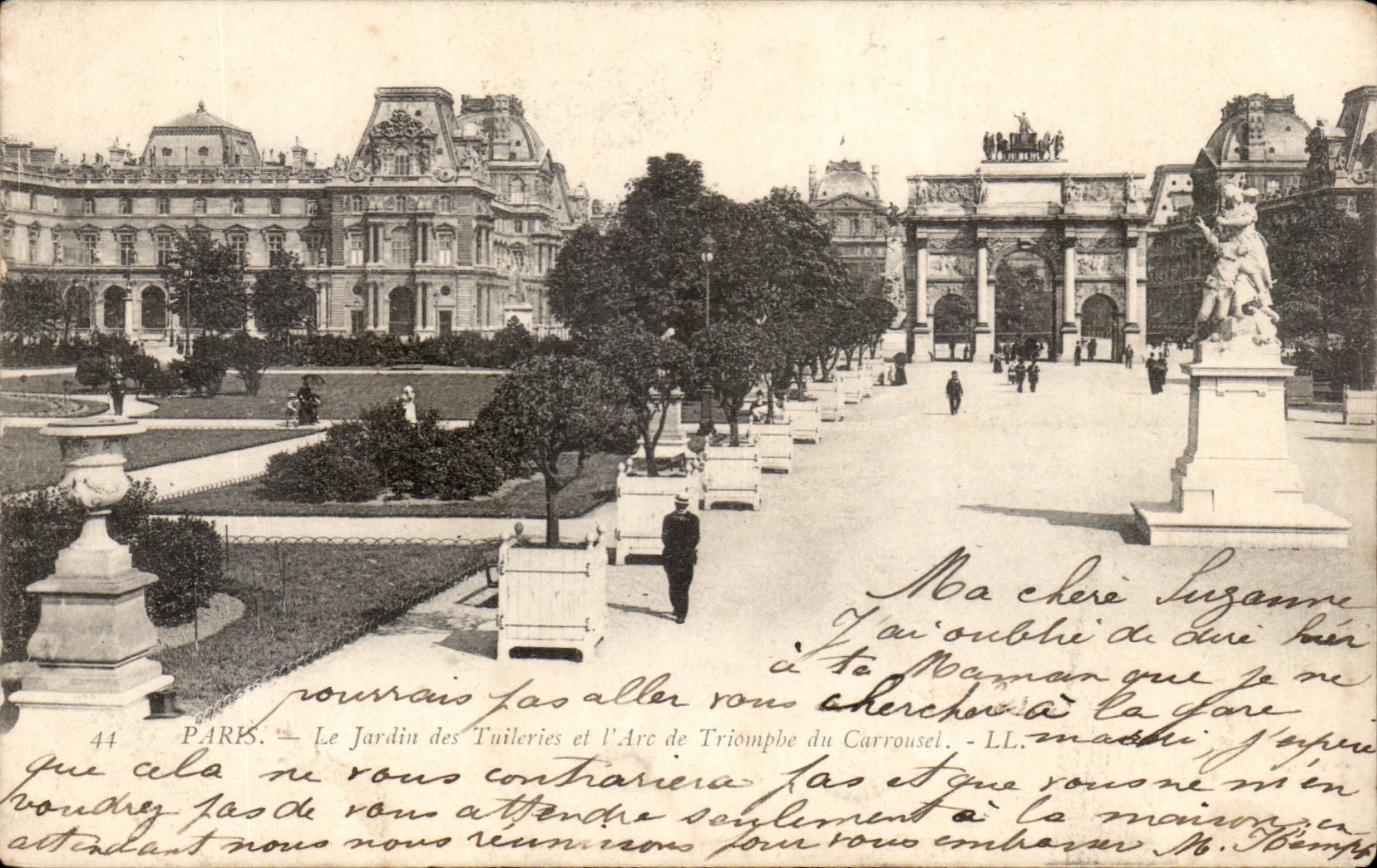 Paris CPA Le jardin des Tuileries et l'arc de triomphe du Carrousel