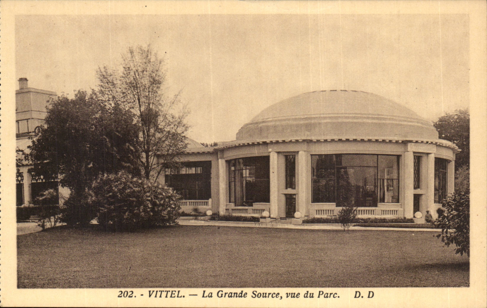 CPA Vittel the great source seen of the park