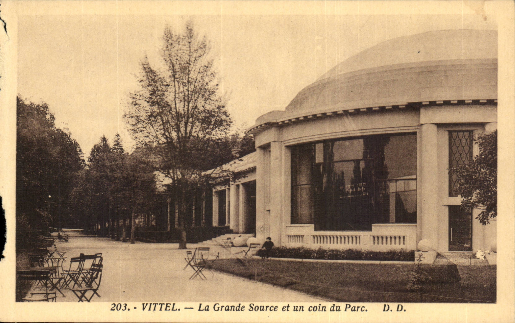 CPA Vittel the great source and a corner of the park