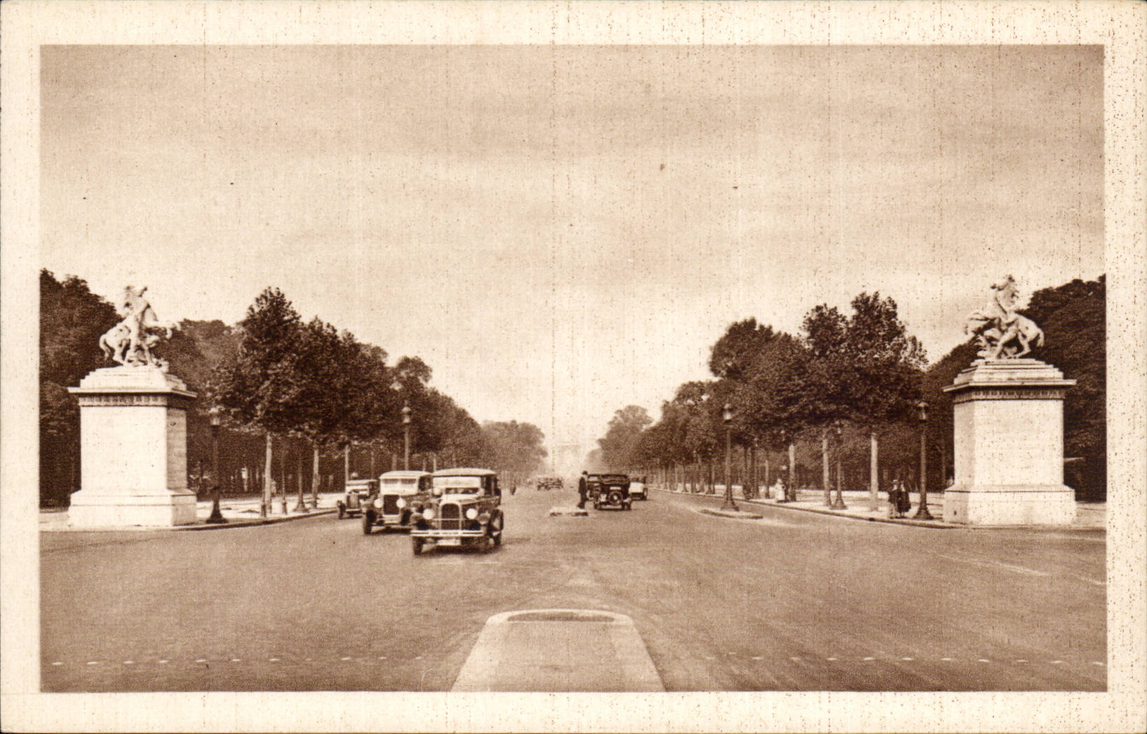 Paris CPA das vom Champs Elysees und von den Pferden von mergeligem Coustou auftrat