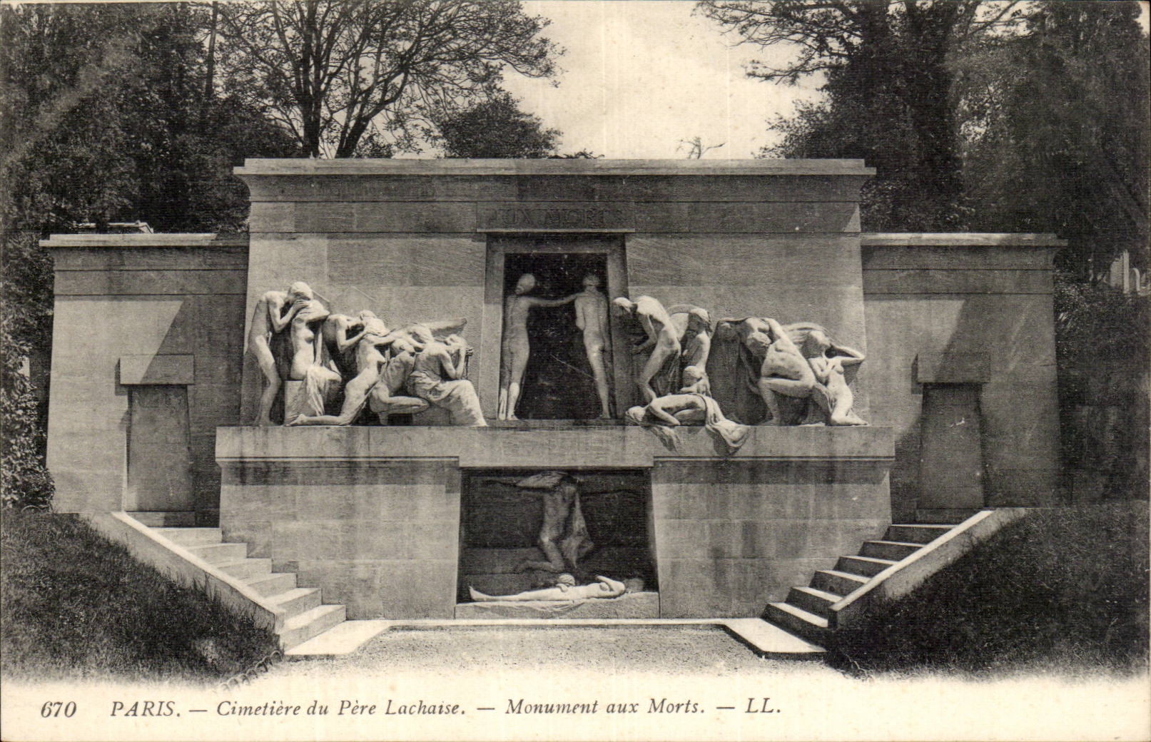 Paris CPA Cemetery of the Father Lachaise War memorial
