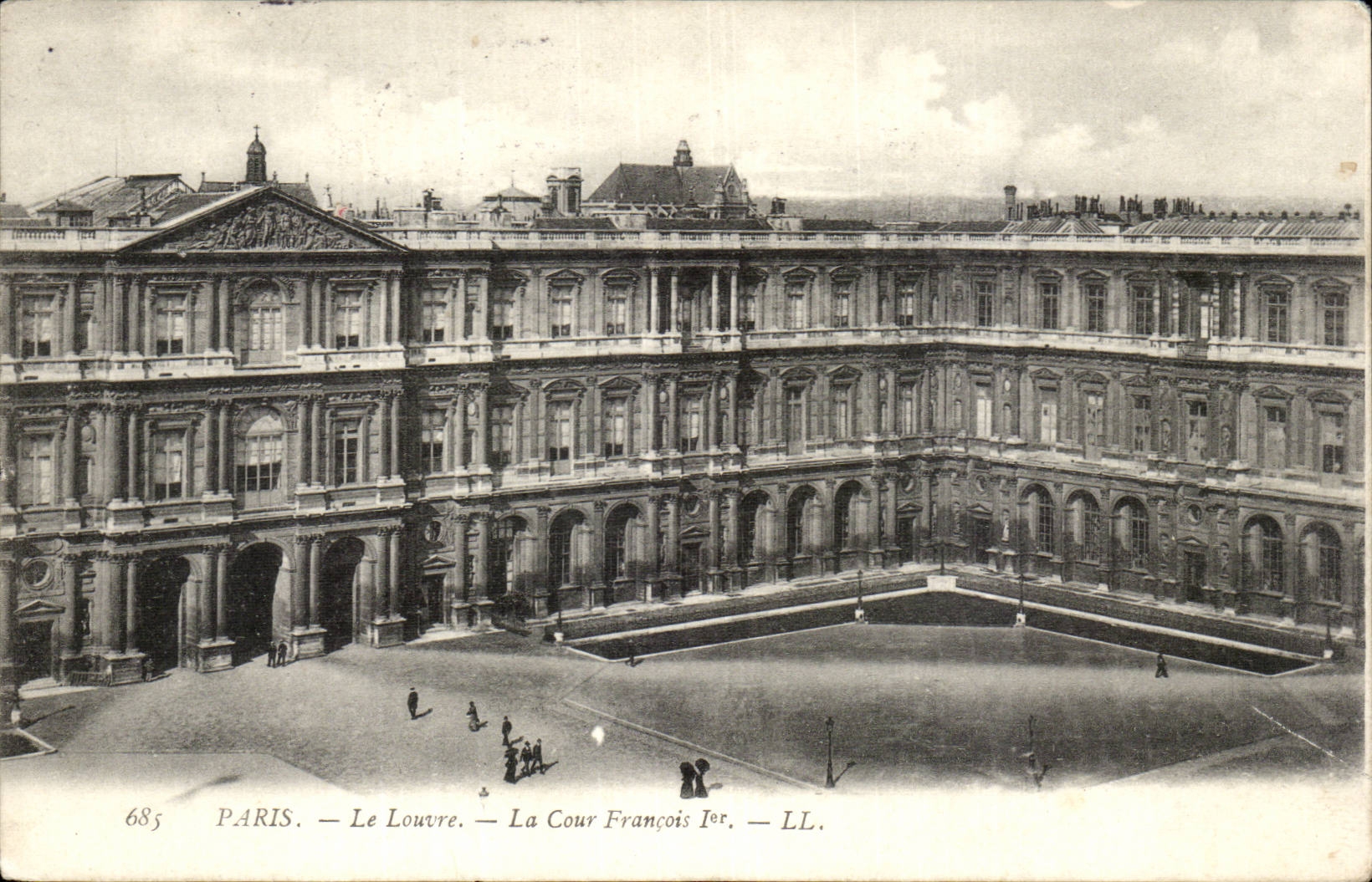 Paris CPA Le Louvre La cour Francois 1er