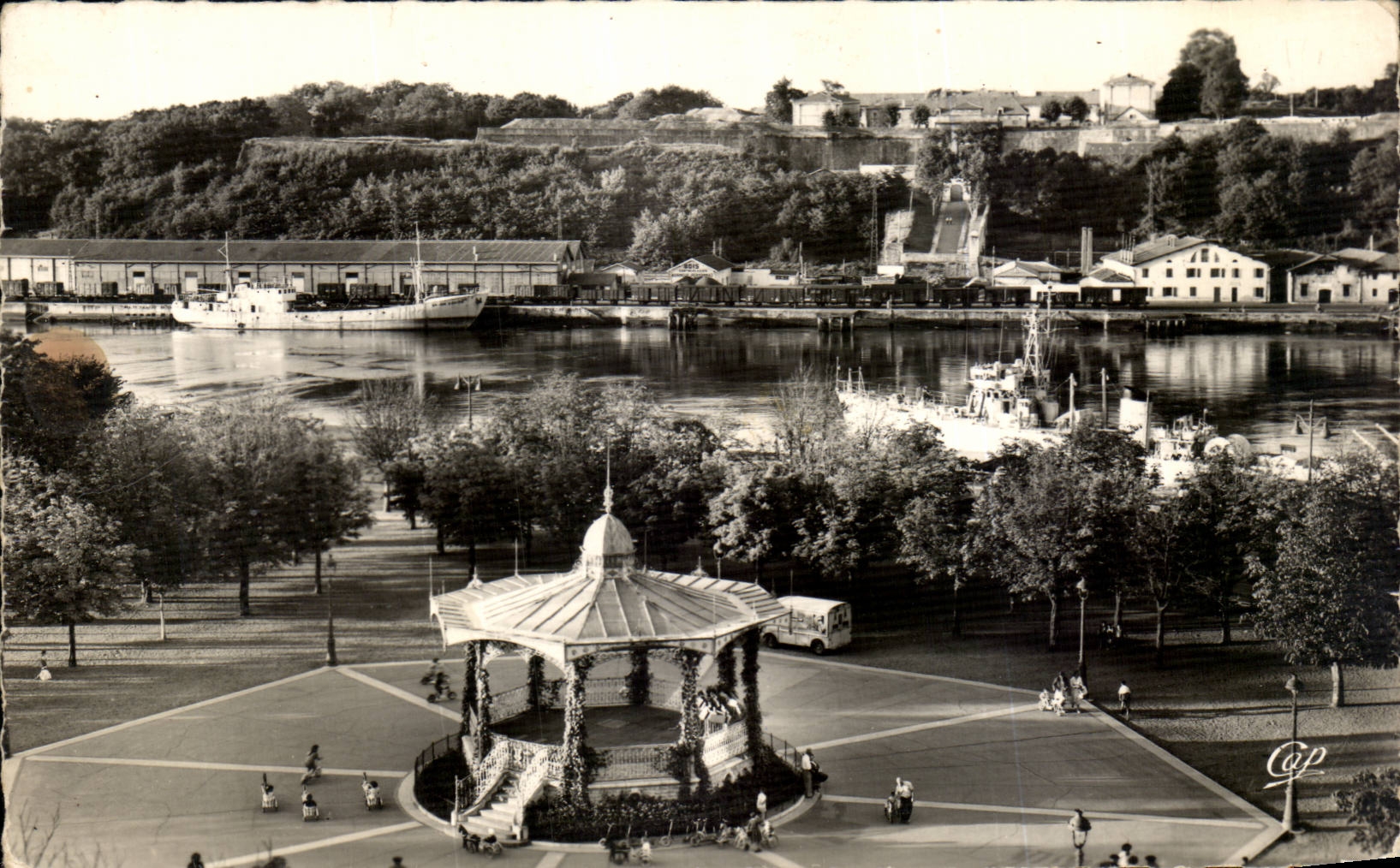 CPA Bayonne the public garden the adour and the citadel