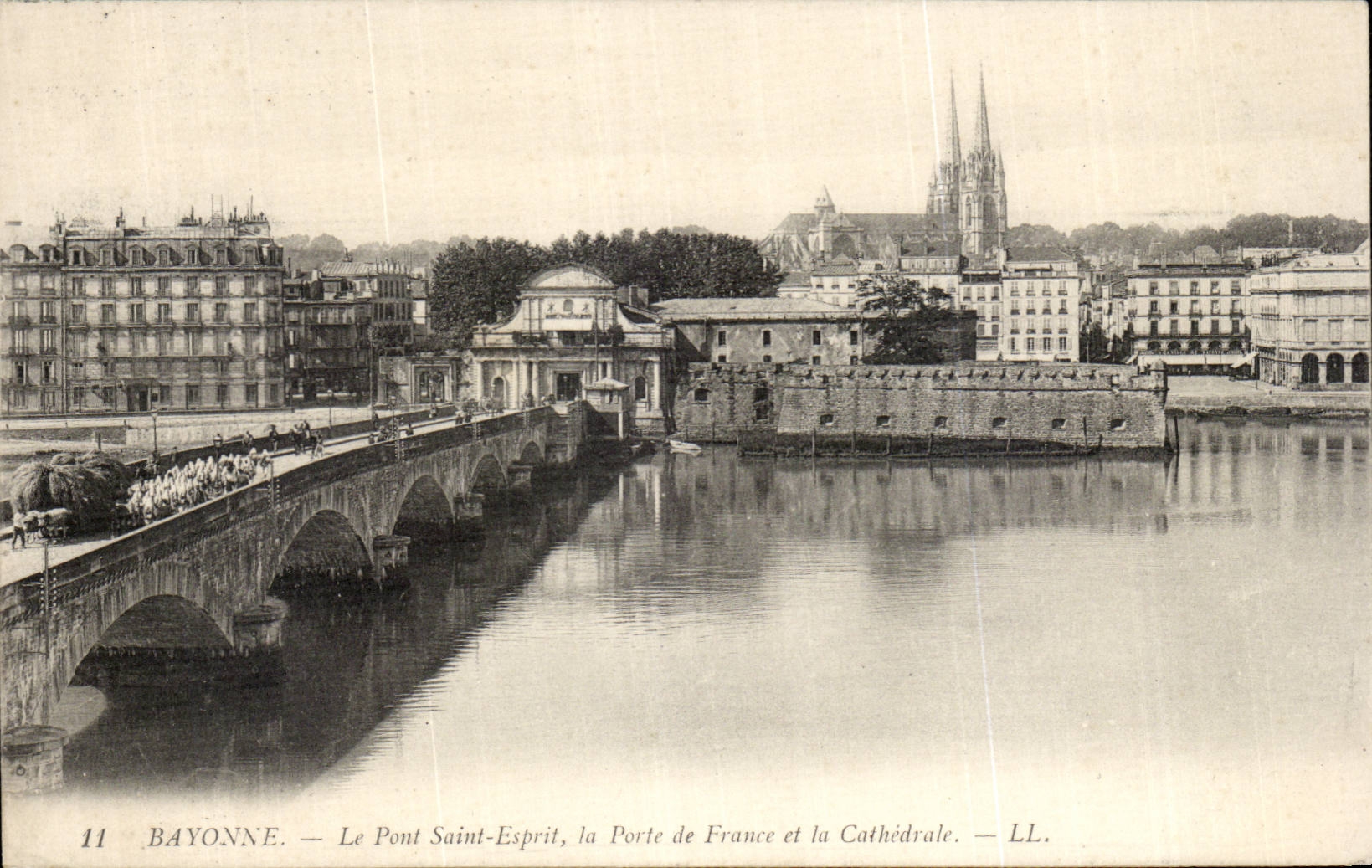 Bayonne CPA the bridge Saint Spirit the door of France and the cathedral