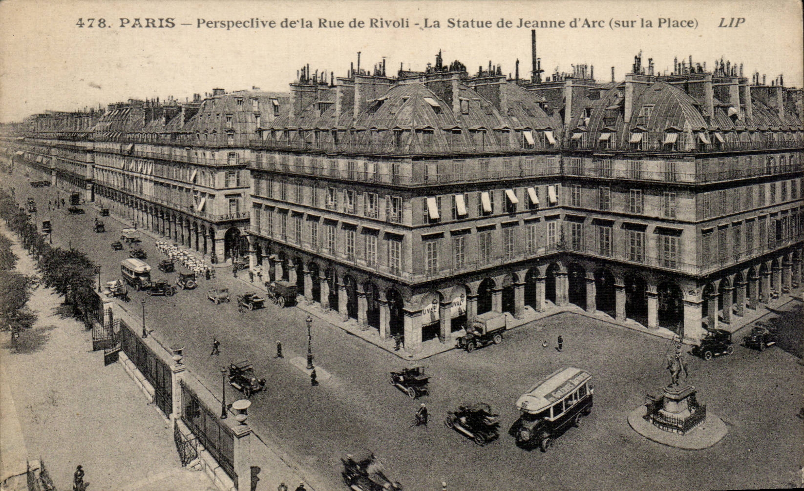 Paris CPA Perspective de la rue de Rivoli La statue de Jeanne d'arc (sur la place)