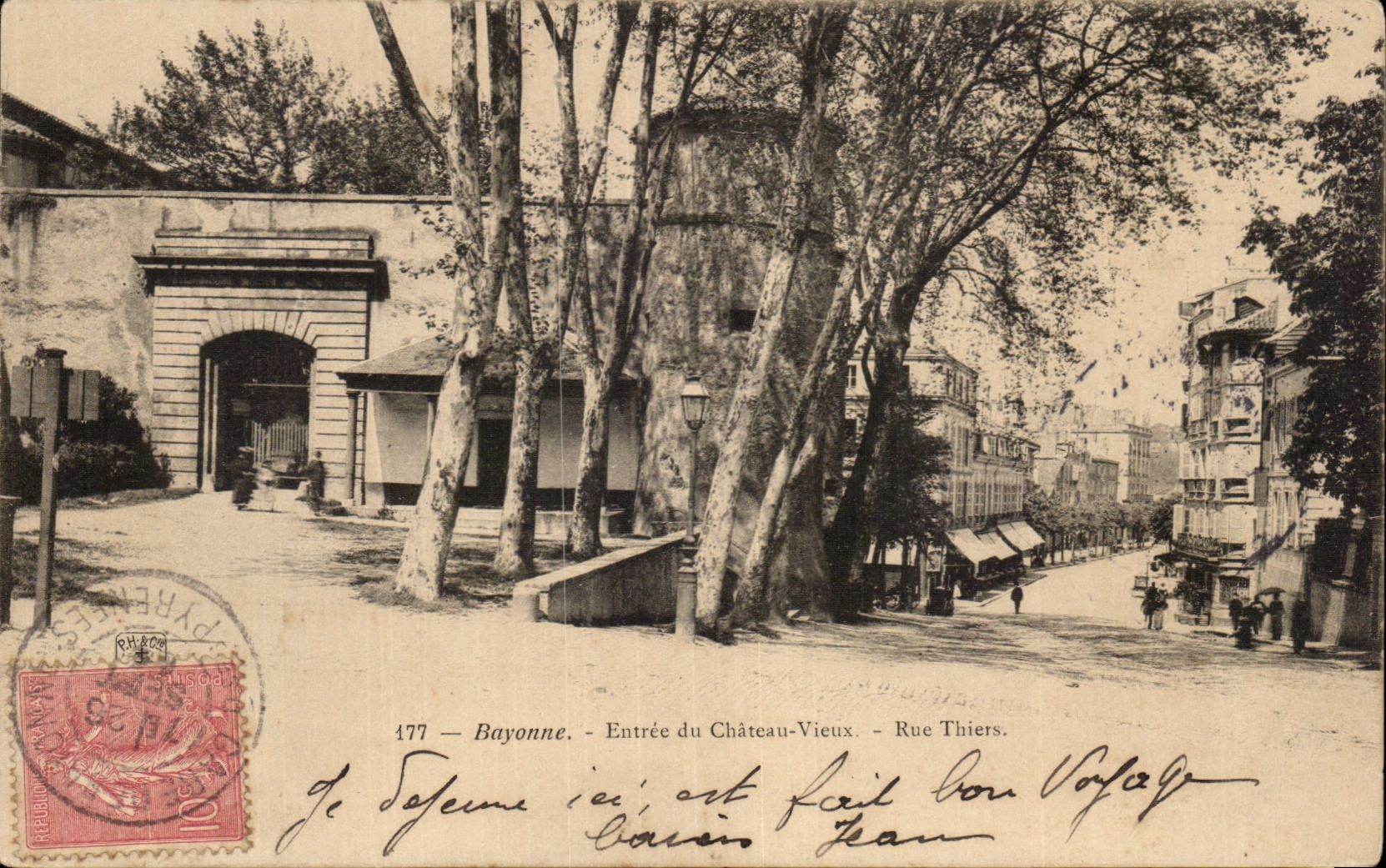 Bayonne CPA Entering of the old castle Street thiers