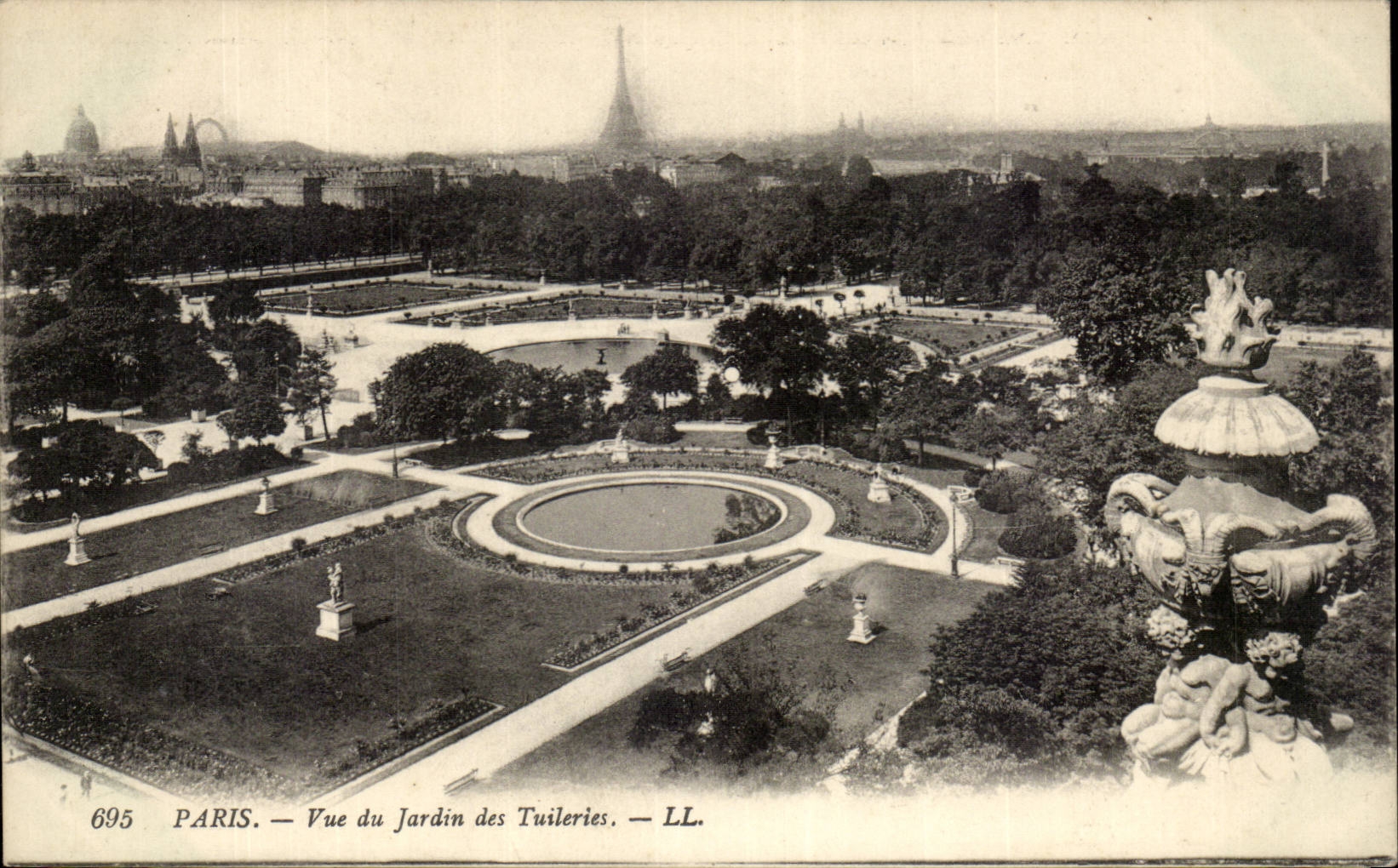 CPA Paris Seen of the garden of Trocadero Eiffel Tower