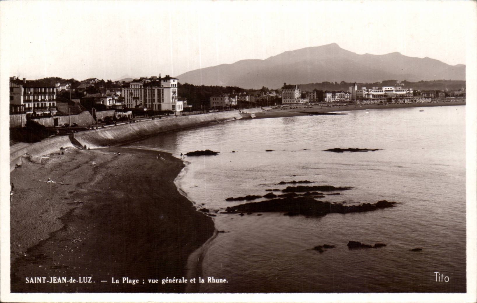 CPA Saint Jean de Luz La plage Vue generale et le Rhune