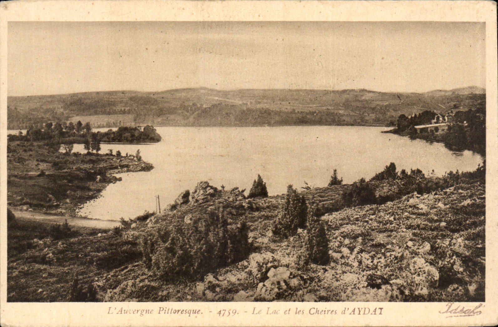 CPA Auvergne the lake and Cheires d' Aydat