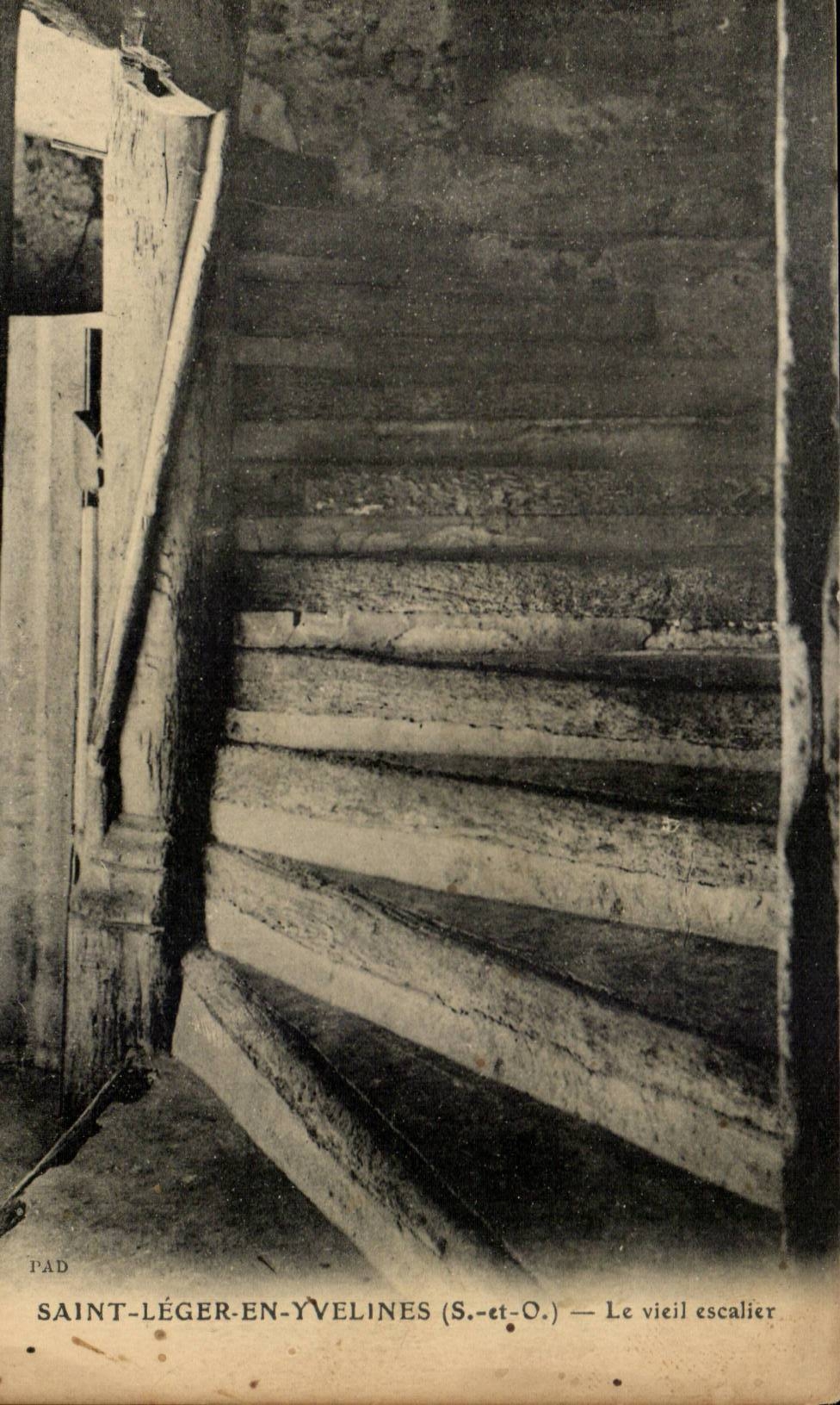 CPA Saint light in Yvelines the old staircase