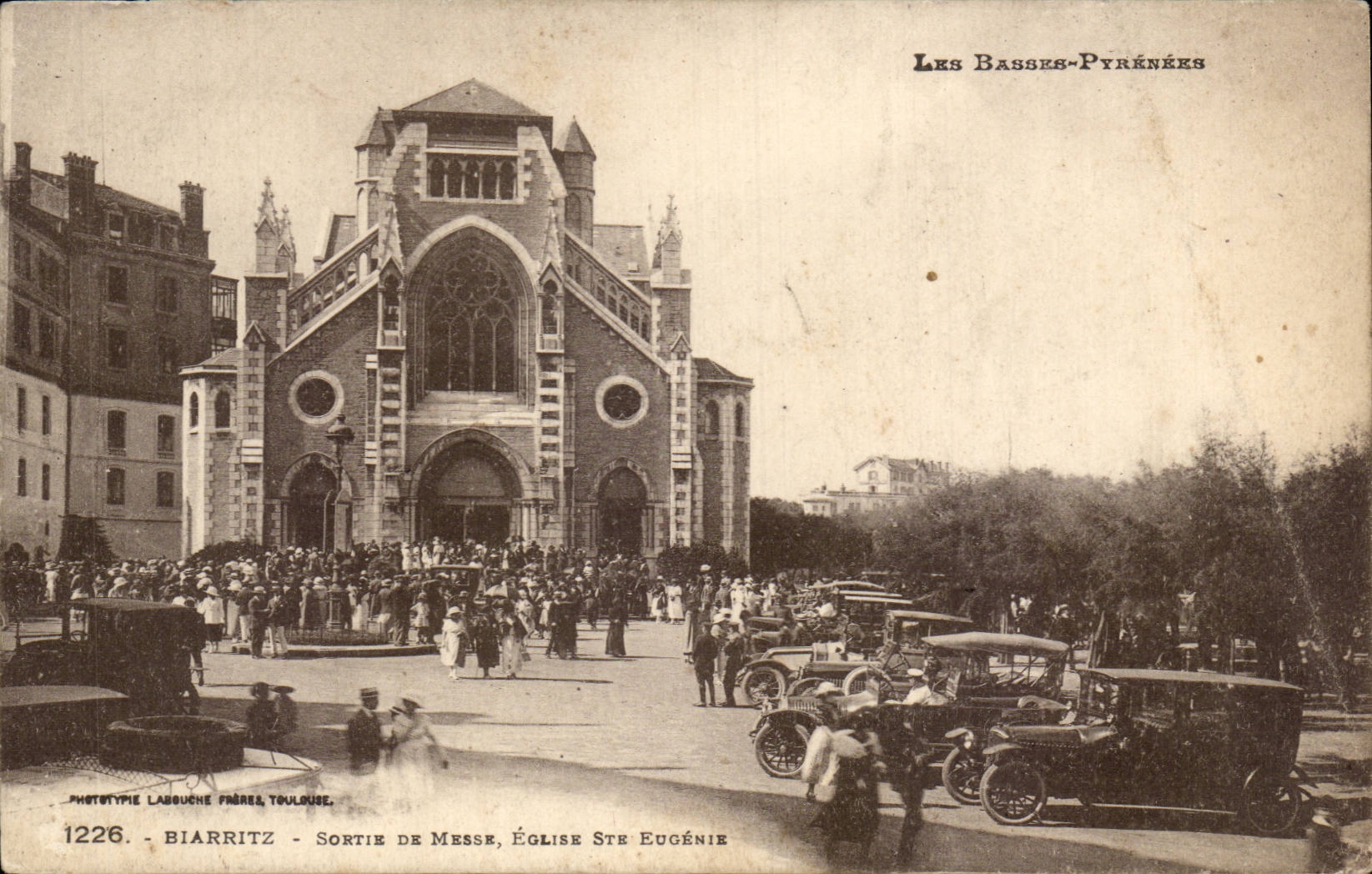 CPA Biarritz Sortie de messe Eglise Ste Eugenie
