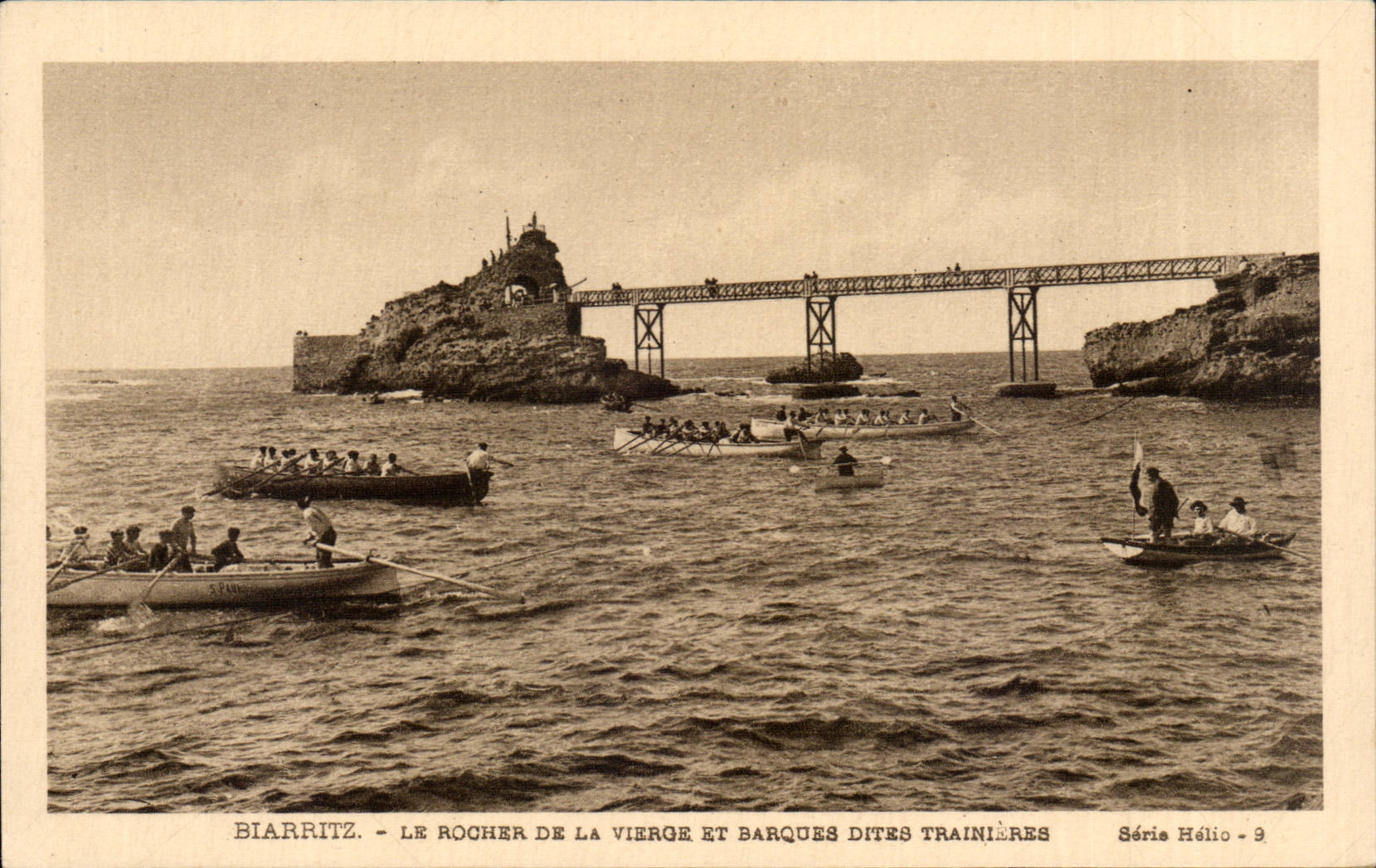 CPA Biarritz Le rocher de la vierge et barques dites trainieres