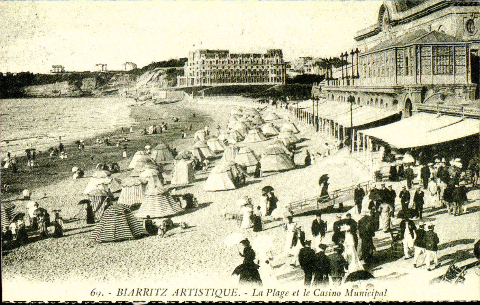 REPRODUCTION Biarritz La plage et le casino municipal