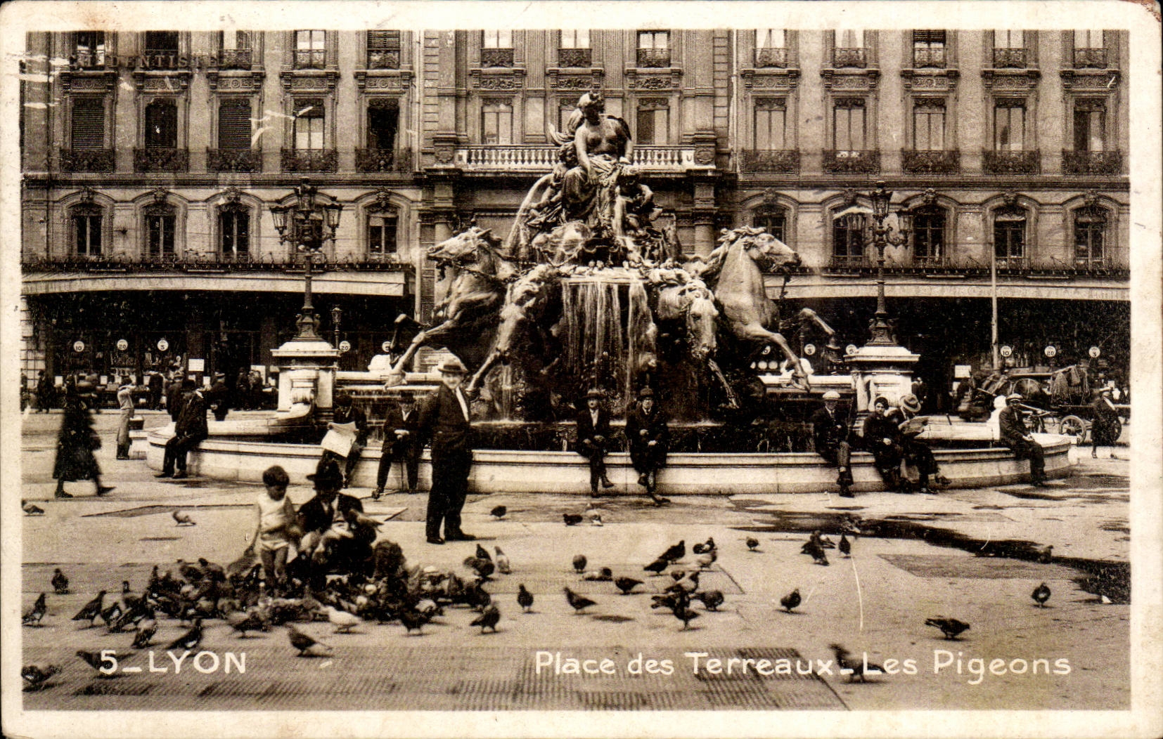 CPA Bordeaux Places Composts the pigeons