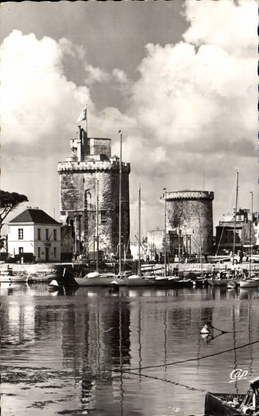 CPSM La Rochelle Tours des Hafens