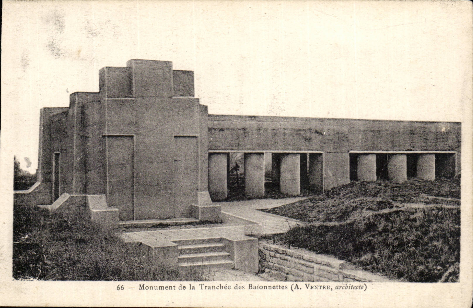 CPA Monument of sliced Militaria bayonets