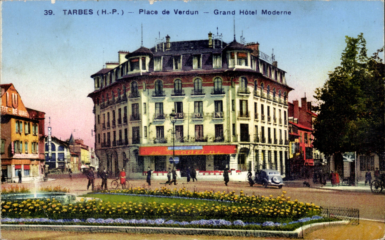 CPA Tarbes Places of Verdun Grand modern hotel