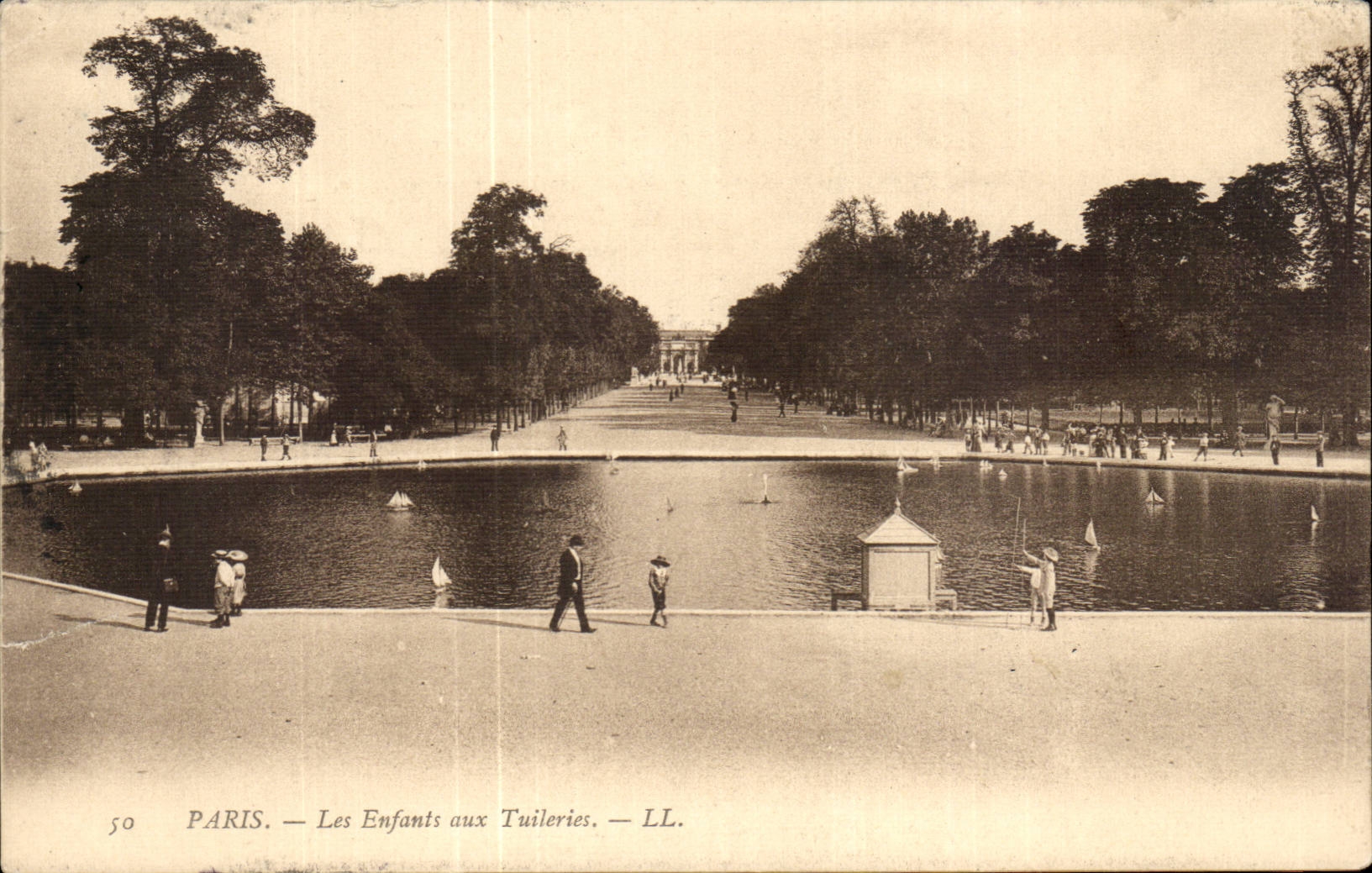 CPA Paris Les enfants aux Tuileries