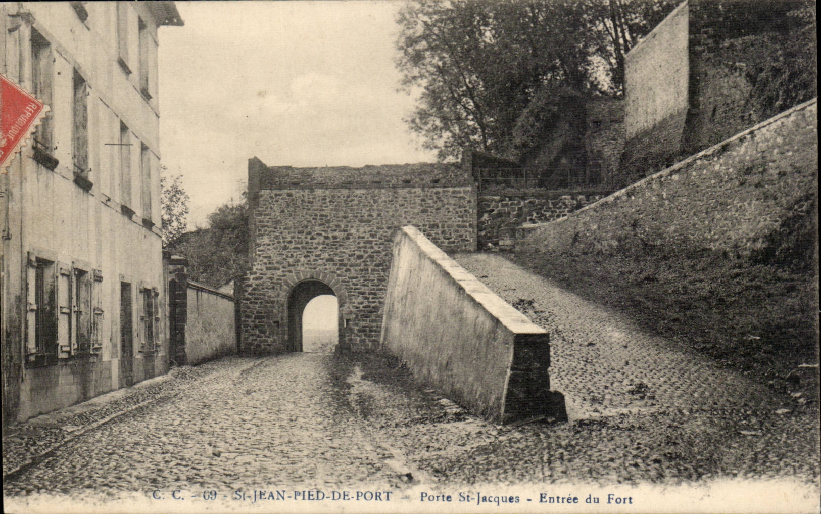 CPA St Jean Foot of port Gate St Jacques Entrance of the fort