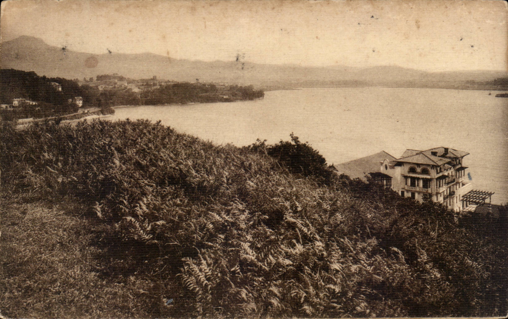 CPA Hendaye Seen on the Spanish bay and mountains Haya the Bidassoan hotel