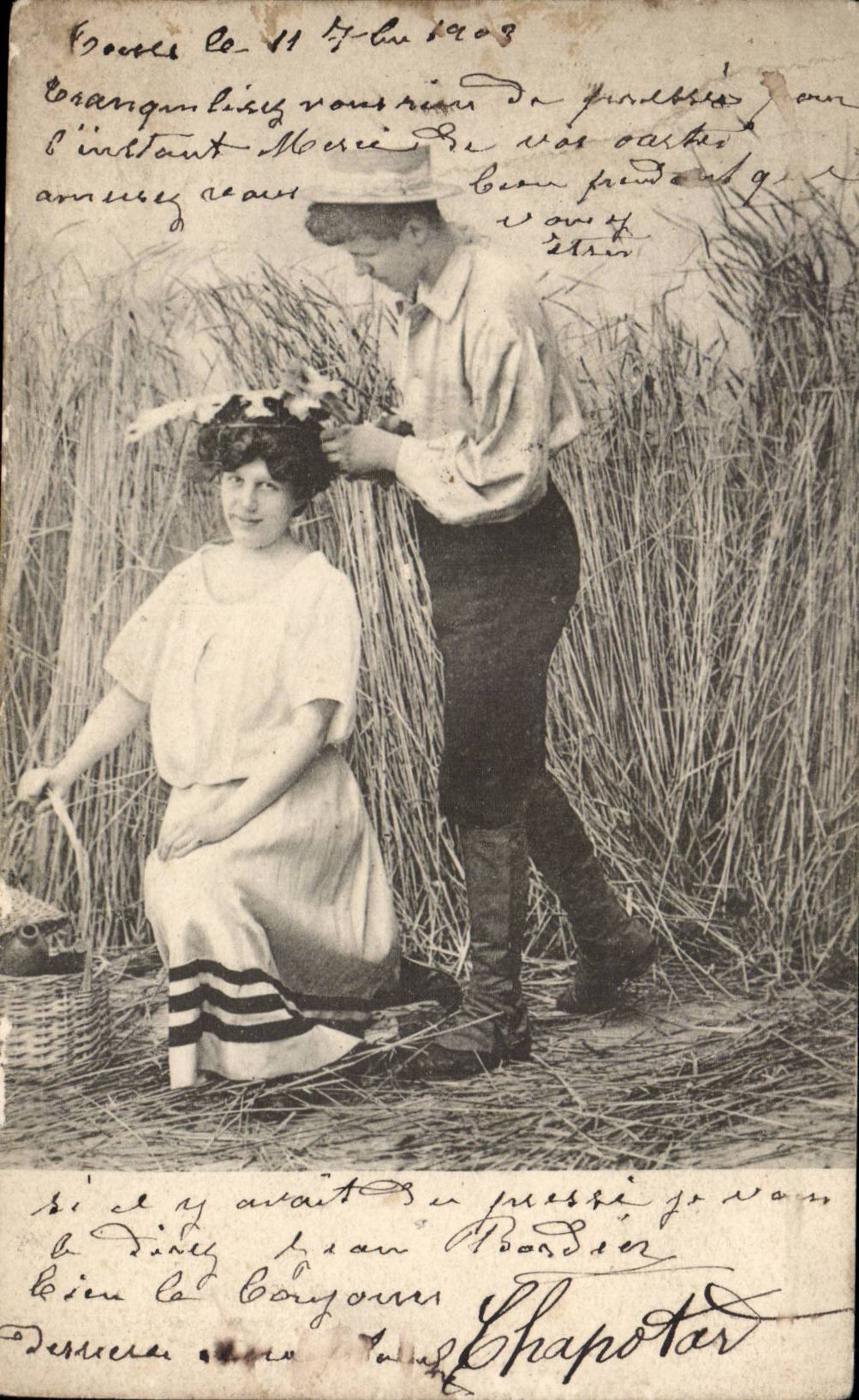 CPA Phantasie-Frau im Heu Folklorekostum