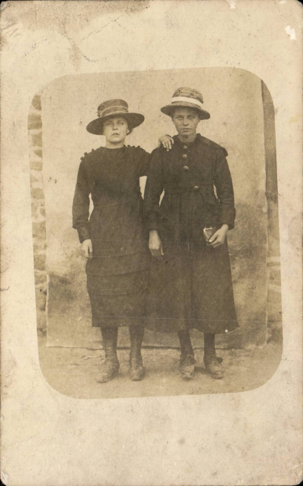 Real photo Bridge Swallow-hole Women ille and Villaine Folklore costume