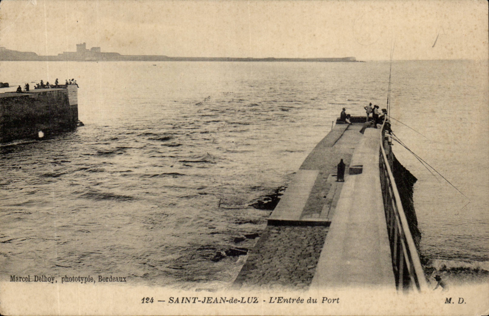 CPA Saint Jean de Luz L'entree du port