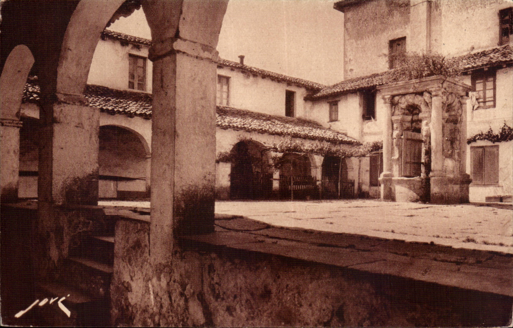 CPA St Jean de Luz Ciboure Le cloitre de l'ancien couvent des Recollets et la citerne don de mazarin