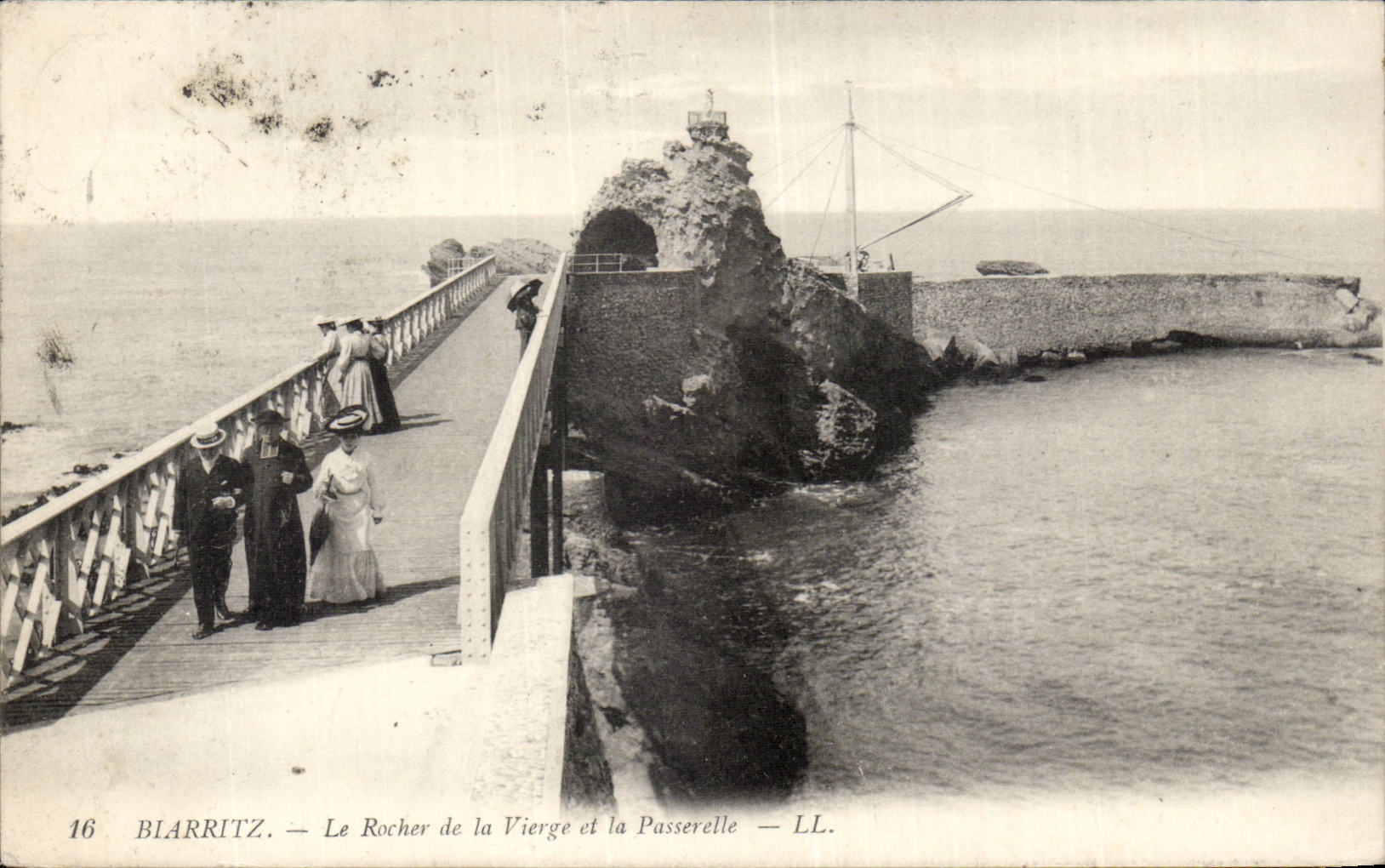 CPA Biarritz Le rocher de la vierge et la passerelle ( pretre priest )