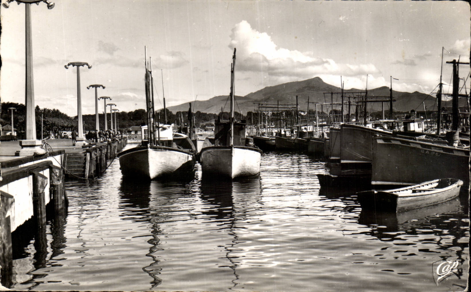 CPM Saint Jean de Luz Vue sur le port