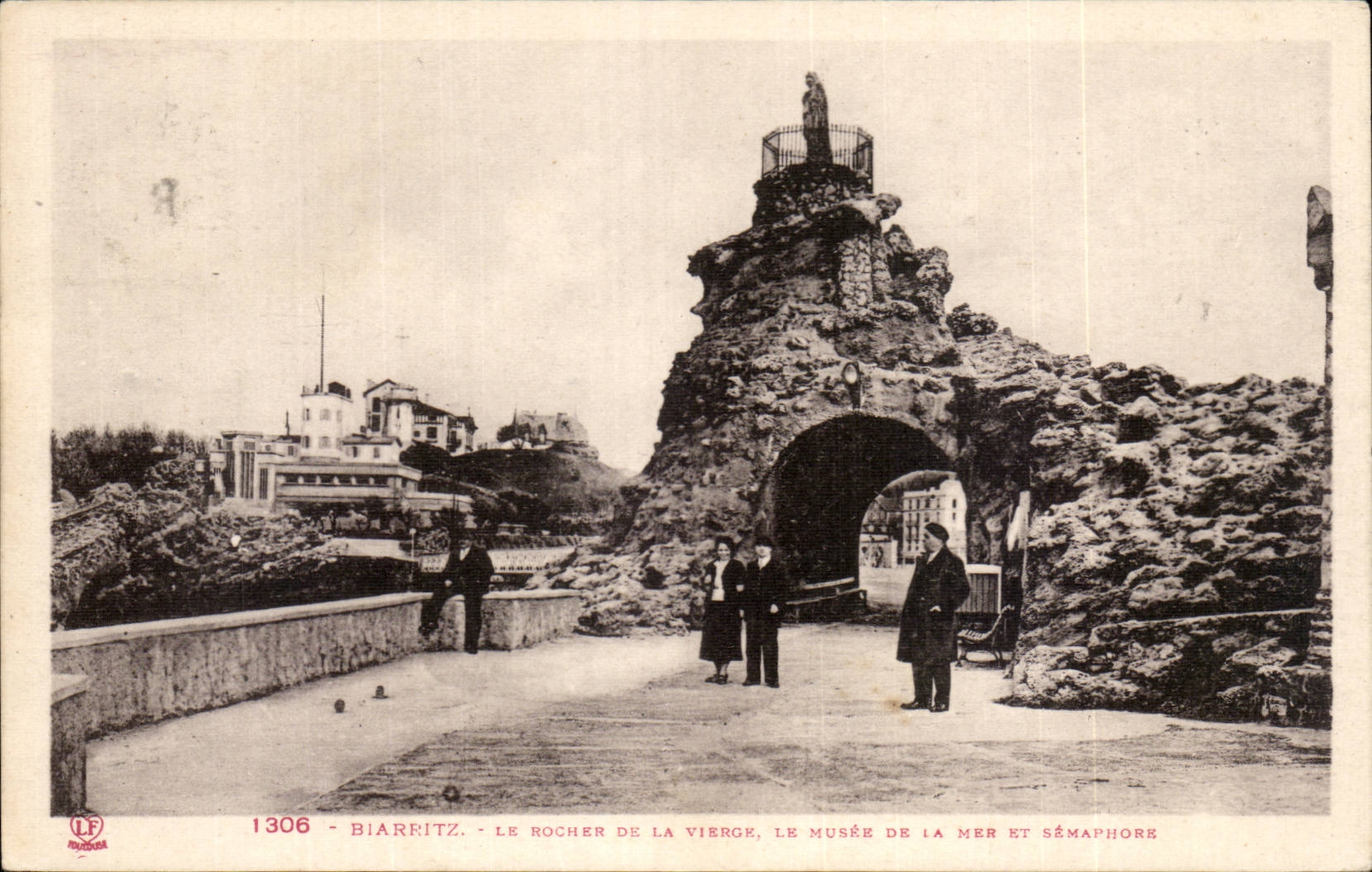 CPA Biarritz Le rocher de la vierge le musee de la mer et le semaphore