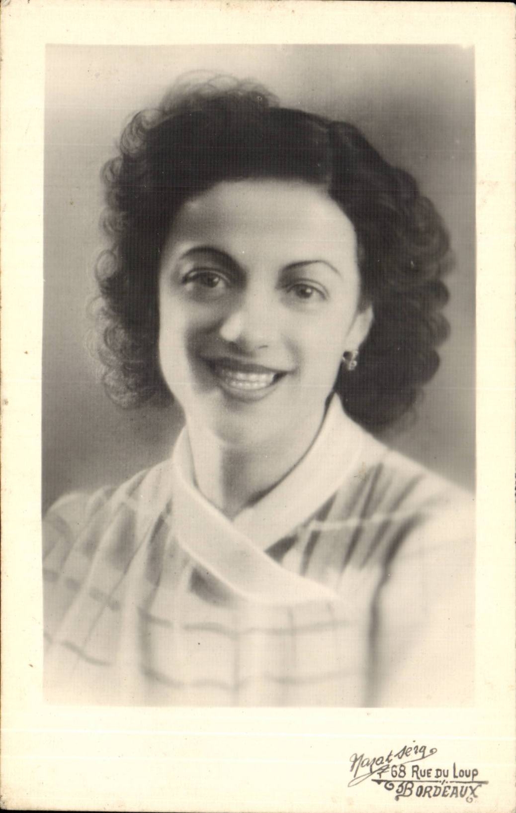 Lachelndes Bordeaux junge Frau des realen Fotos