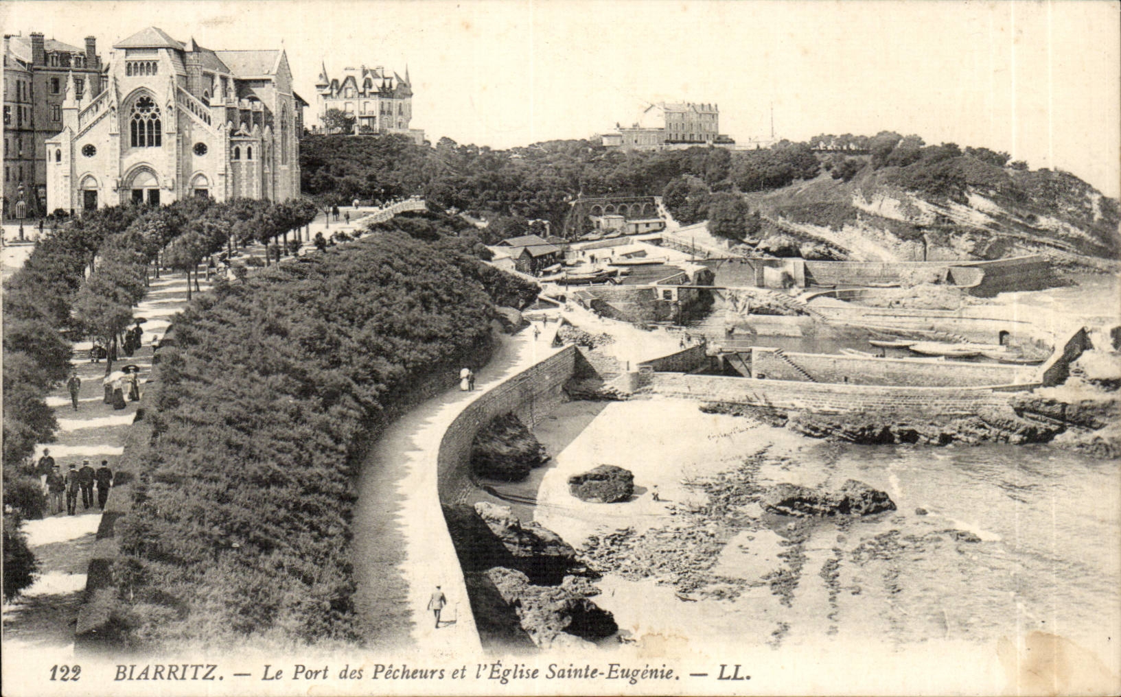 CPA Biarritz Le port des pecheurs et l'eglise Sainte Eugenie