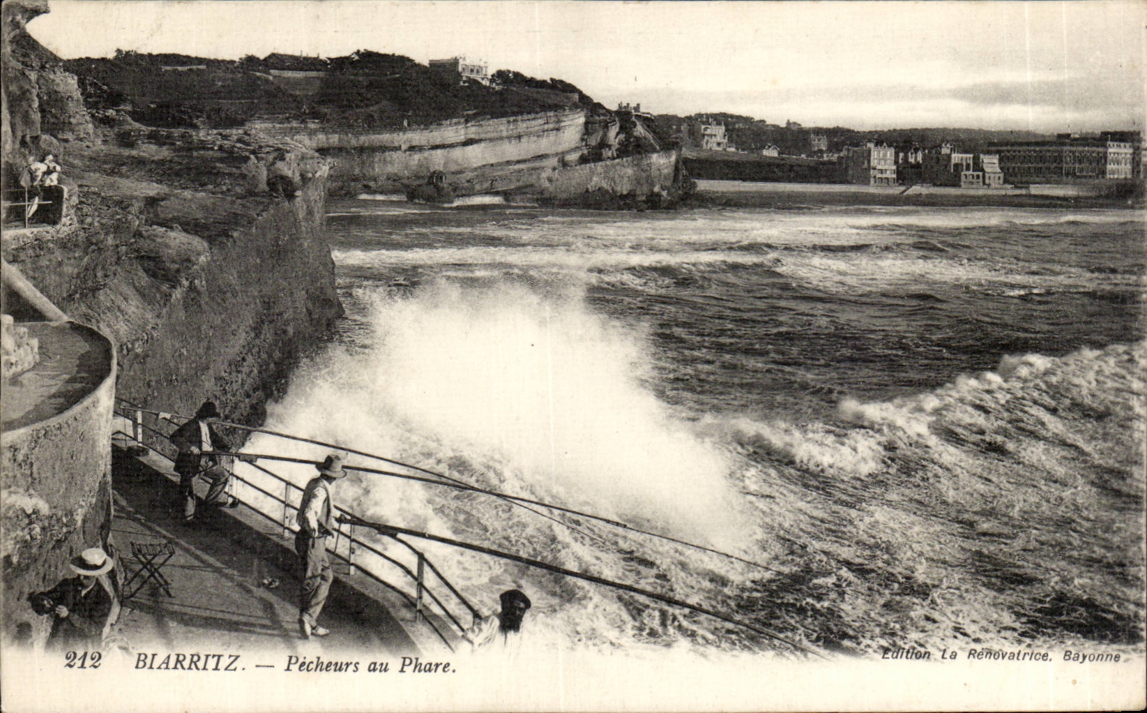 CPA Biarritz Pecheurs au phare Lighthouse