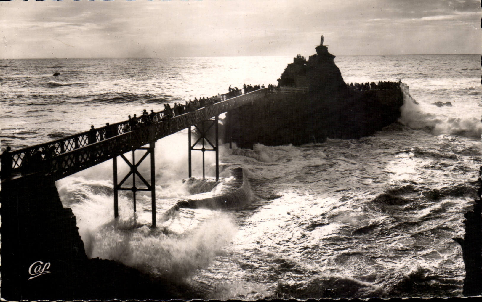 CPSM Biarritz Le rocher de la vierge par gros temps