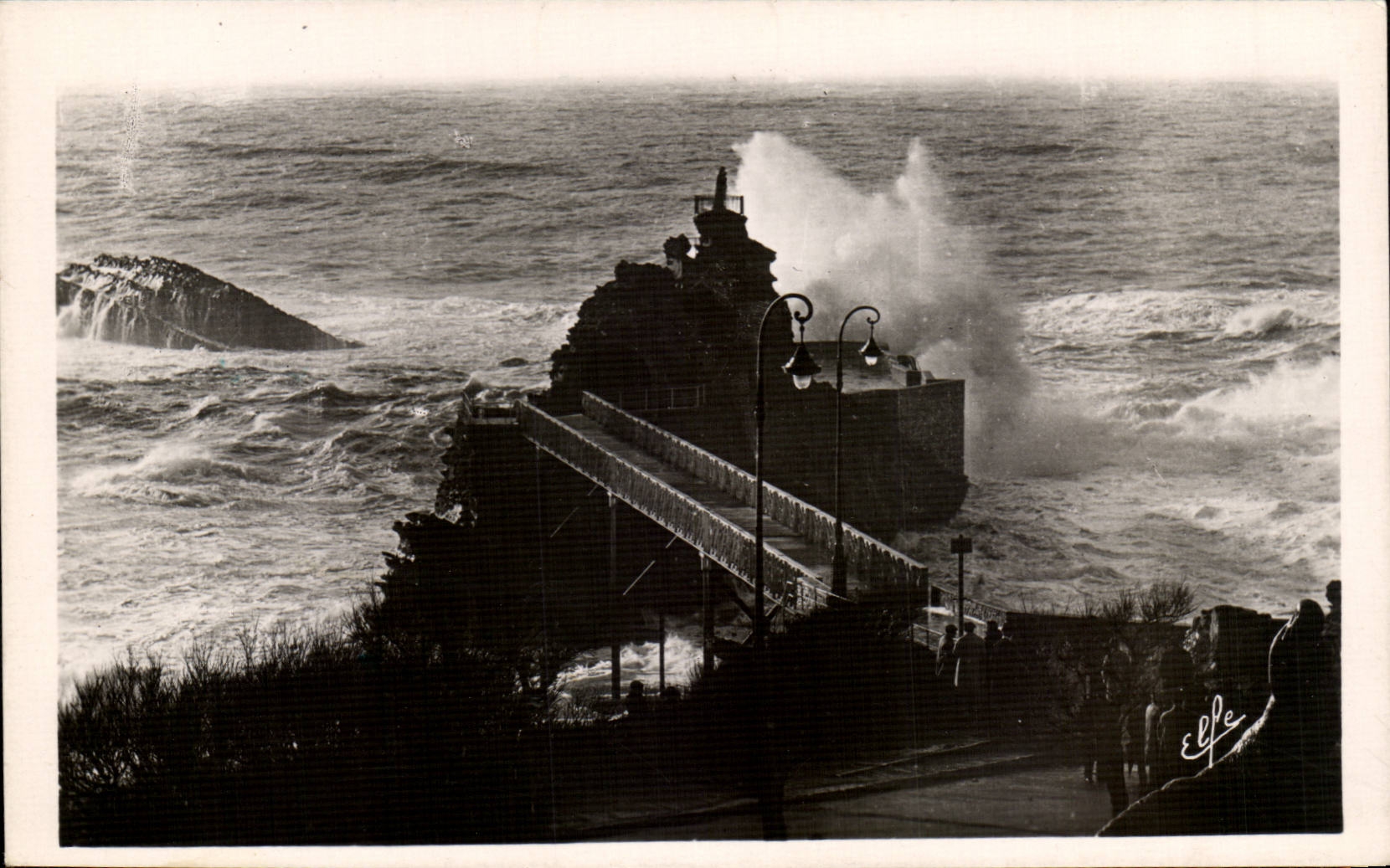 CPA Biarritz Tempete au rocher de la vierge