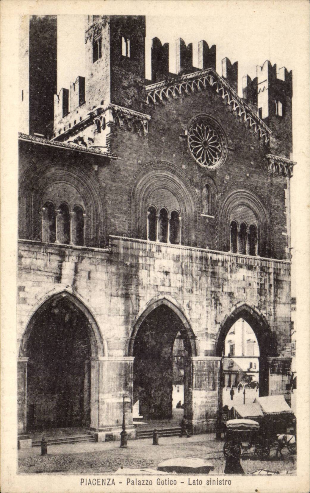 CPA Italien Italien Piacenza Palazzo Gotico Lato sinistro