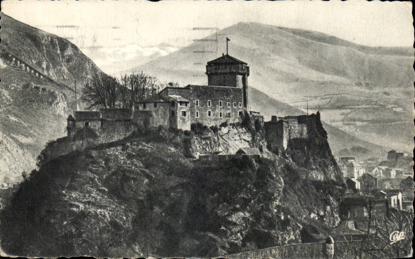 CPA Lourdes the strong castle