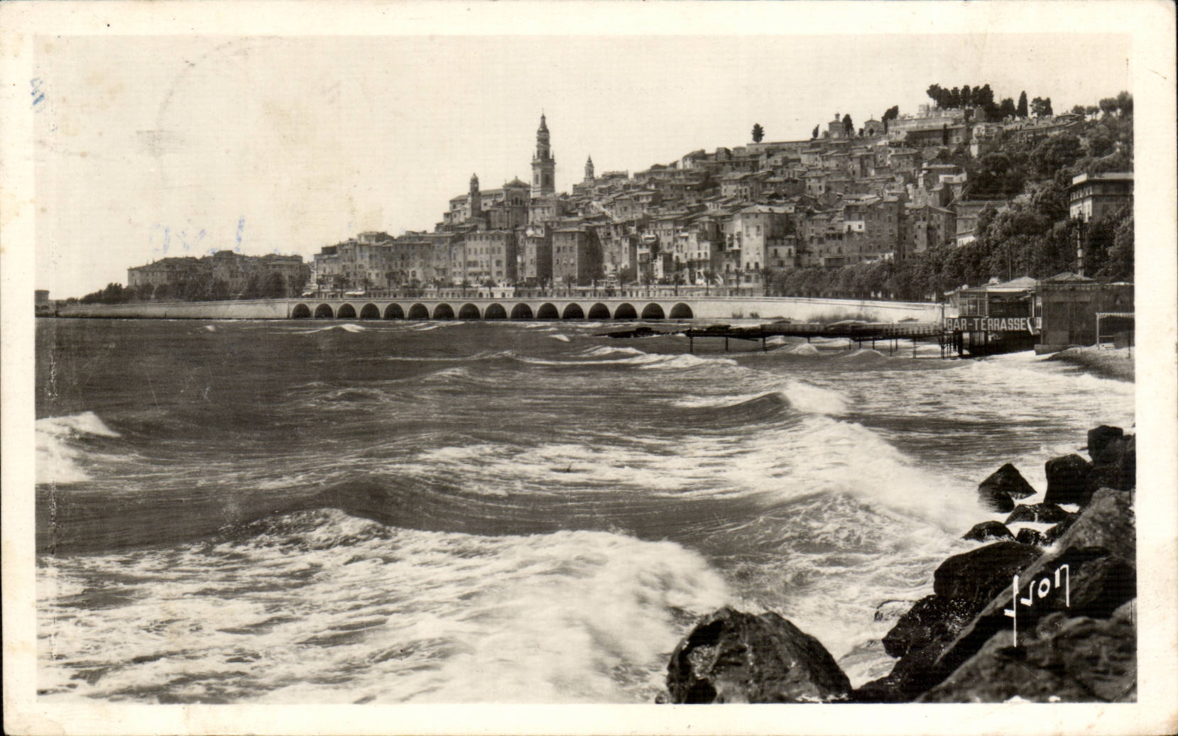 CPA Menton the cheap old woman by heavy sea