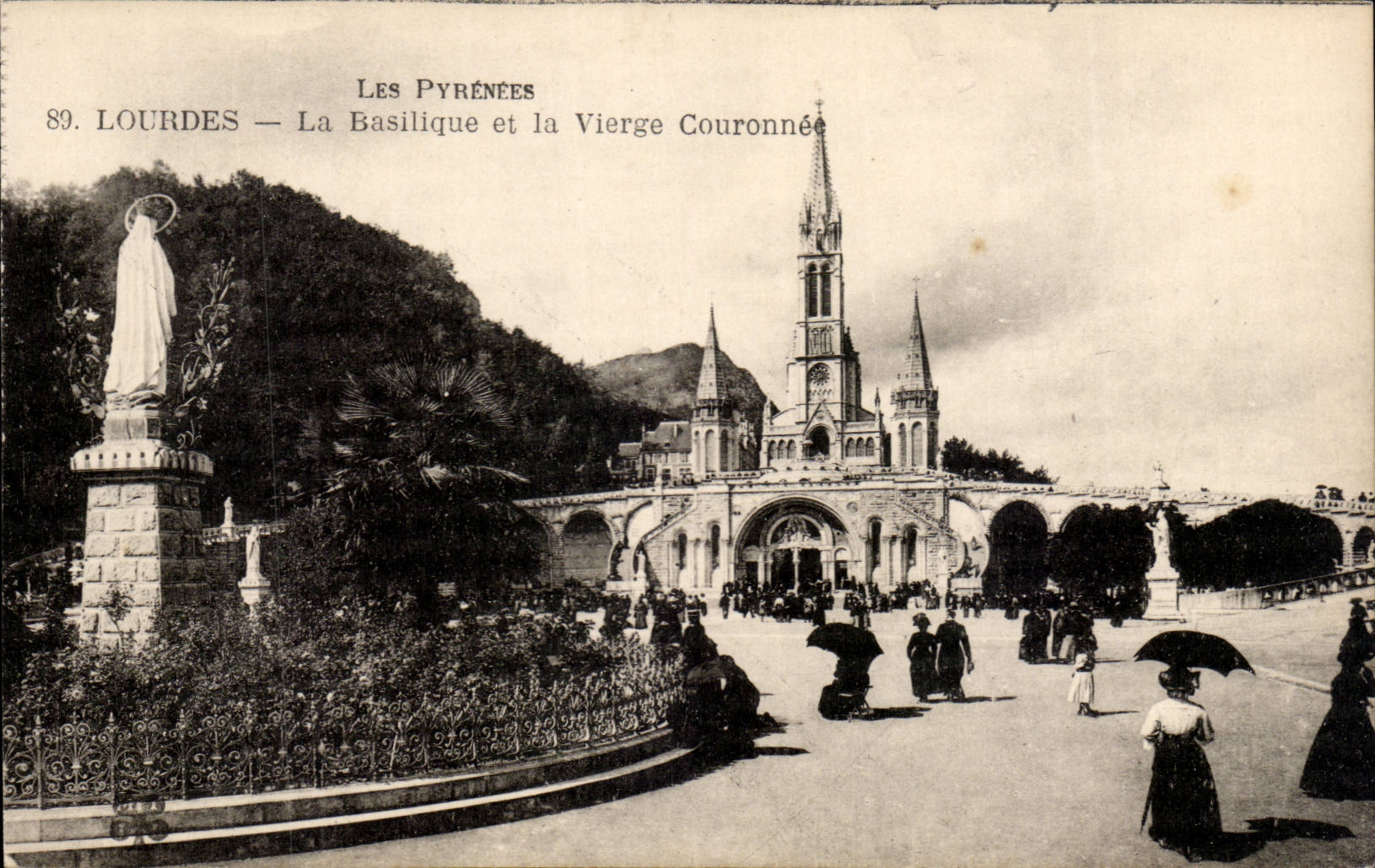 CPA Lourdes the basilica and the virgin couronnee