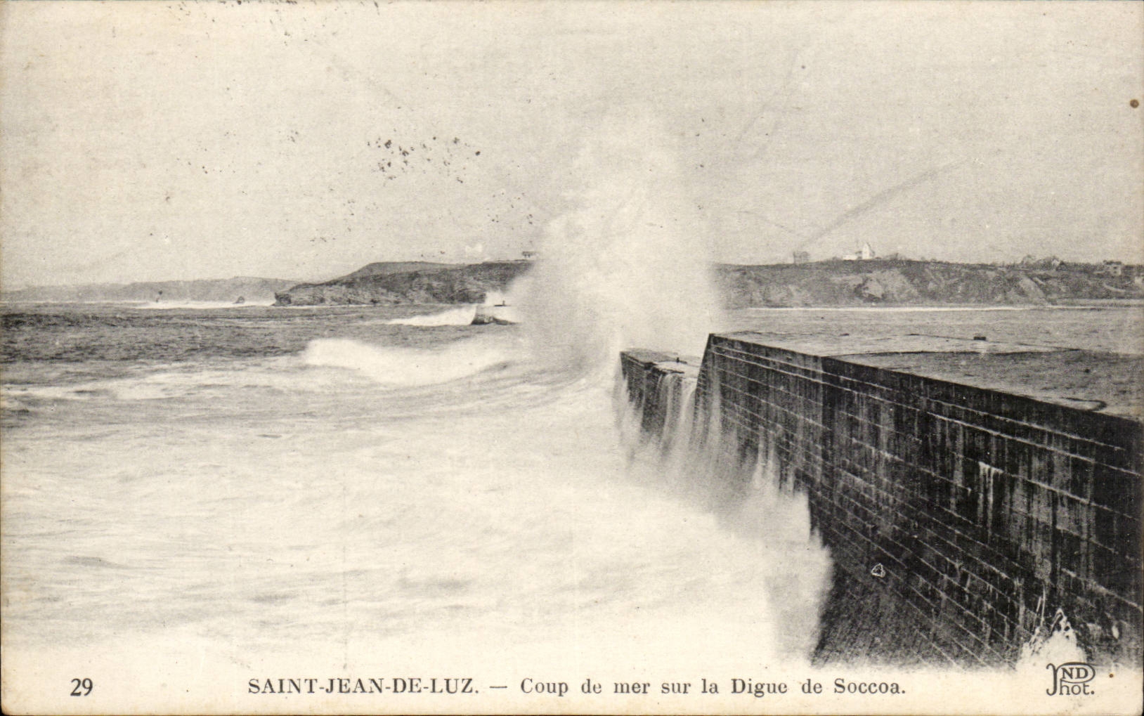 CPA St Jean de Luz Coup de mer sur al digue de Soccoa