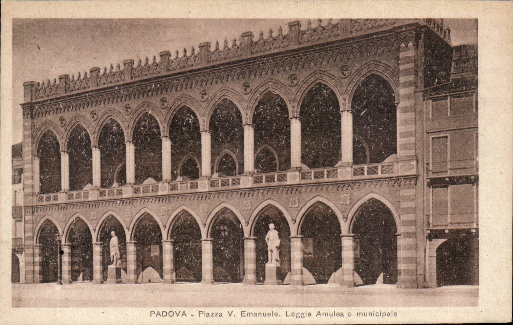 CPA Italien Italien Padua Marktplatzv Emanuele stadtischer Loggia Amulea O