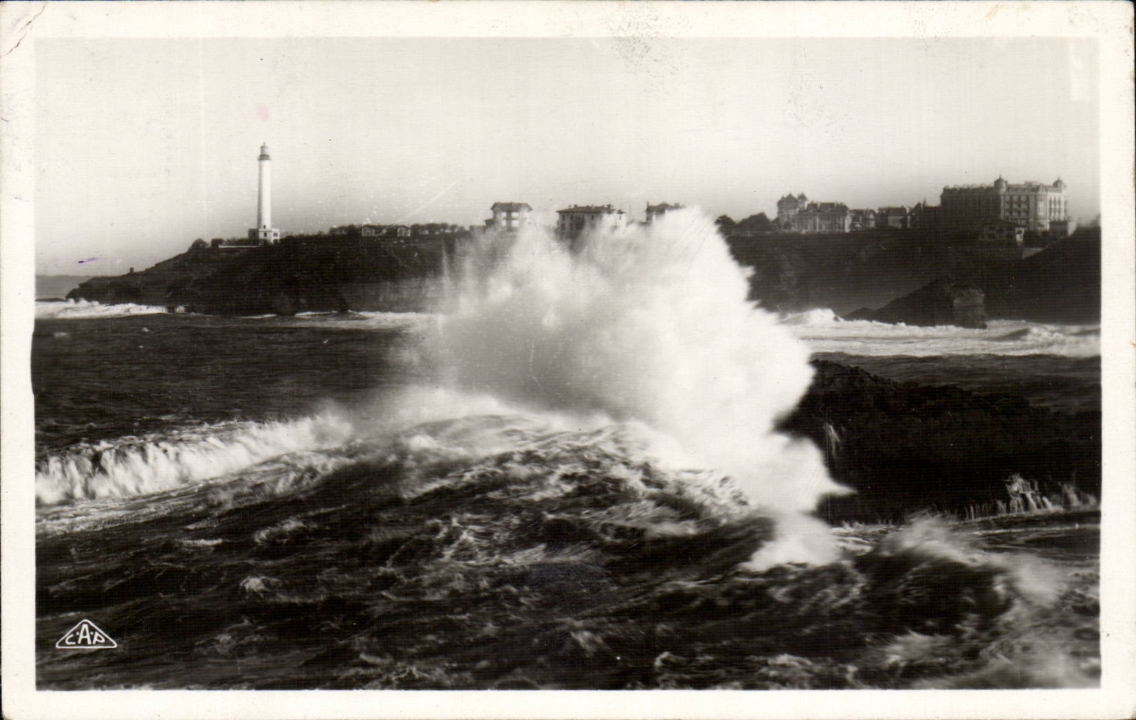 CPA Biarritz Effet de vagues Dans le fond le phare Lighthouse