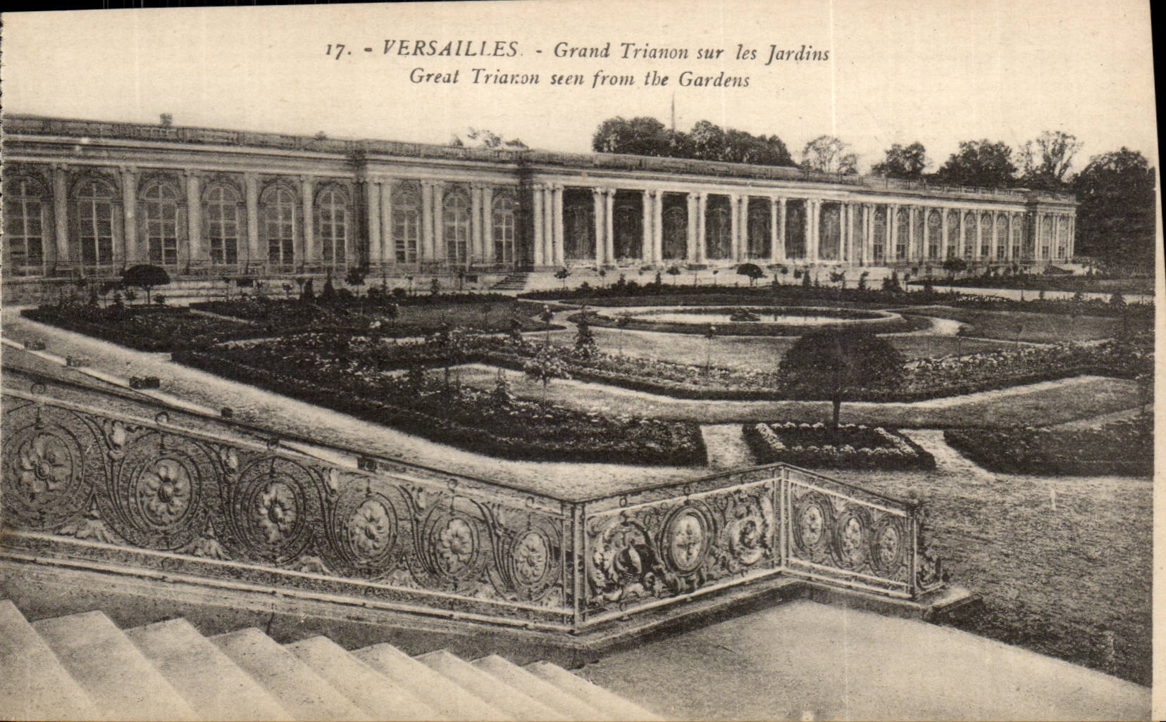CPA Versailles Large Trianon on the gardens