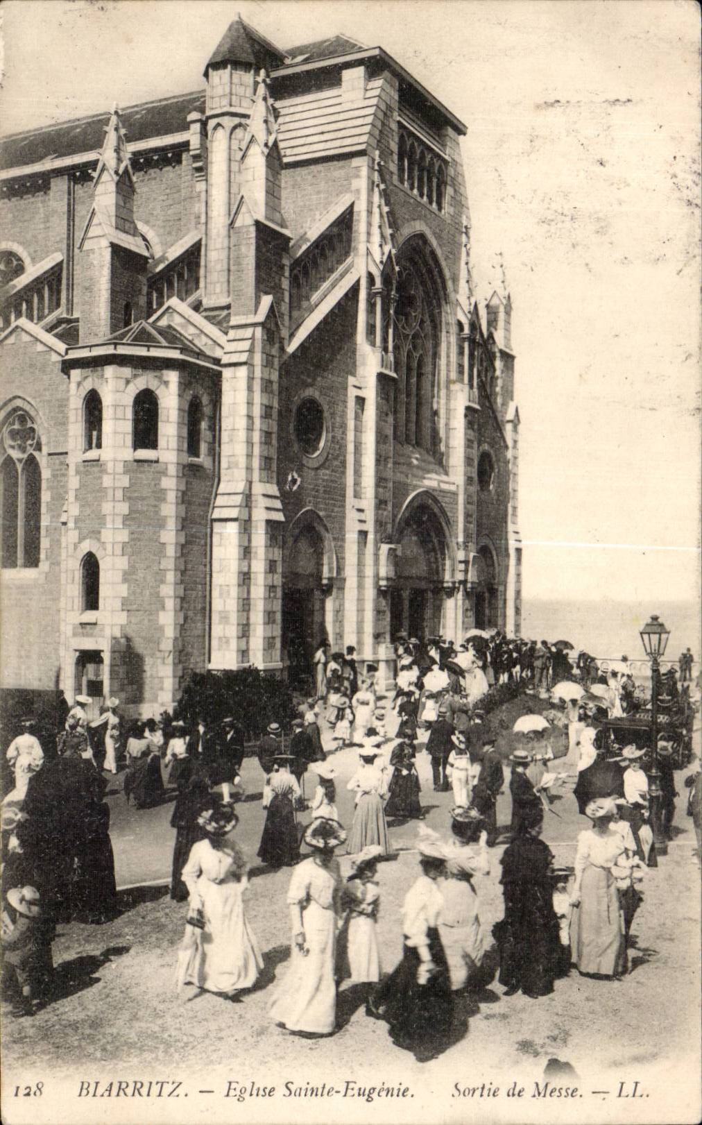 CPA Biarritz Eglise Sainte Eugenie Sortie de messe