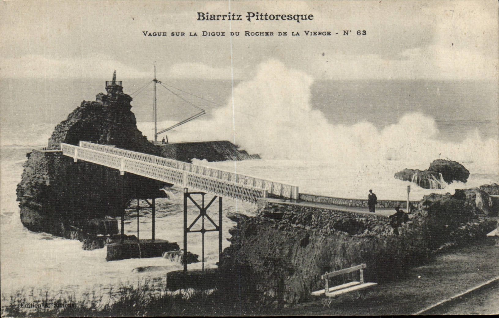 CPA Biarritz Vague sur la digue du rocher de la vierge